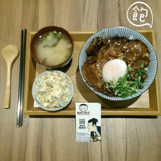 看起來不大碗可是吃到一半就很有飽足感 肉片蠻多的有很夠味但吃到最後會覺得有點鹹 旁邊的高麗菜絲搭配芝麻醬很好吃 麥茶和味噌湯是無限續到飽唷 朋友點的👉南蠻燒雞丼 肉很嫩很好吃推推 會想要再光顧的店唷😊
