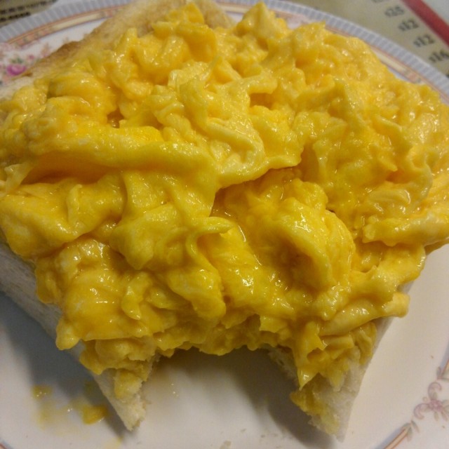 好正 成口都系 食到有牛油 好滑 好漏 最好兩個人吃😋😋🍳🍳🍞🍞 正👍👍