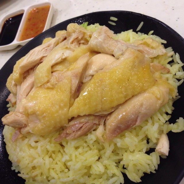 雞很滑很嫩，雞件偏瘦，因為雞瘦了，引致油香大大減低，幸好整體吃起來仍是不差，當沾上特製的醬汁令味道更豐富。還有一個致命傷，就是油飯！沒有味道的油飯，就只是用上雞油煮的，卻沒有蒜味及薑味。煮出來的飯略硬，總之油飯可算是不合格。