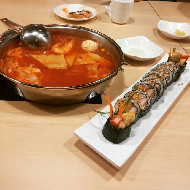 太好吃了 飯捲也多汁 湯頭的確是道地韓國味 乍喝甜 但後勁辣度一起來 來杯酒超配的