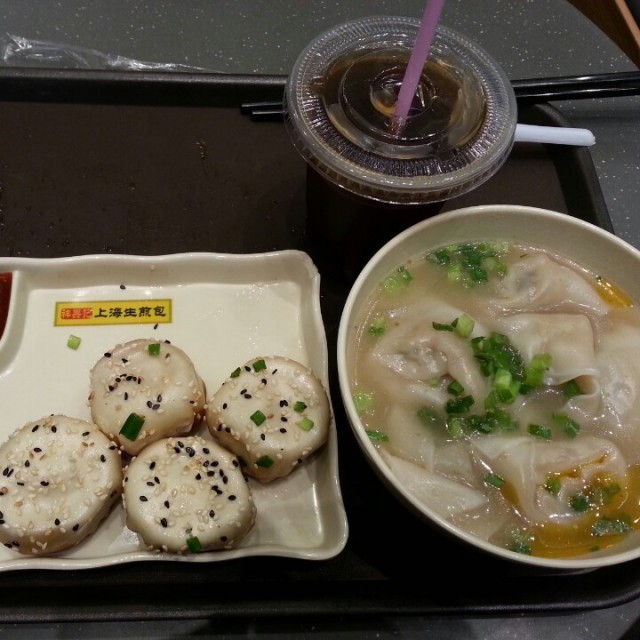 好食的生煎包!每個都有肉湯在內!