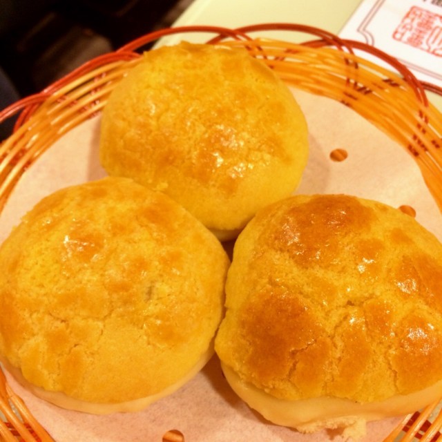 還以為是外脆內軟的菠蘿包，可惜不是，雖然熱辣辣，我估計是放微波爐返焗～