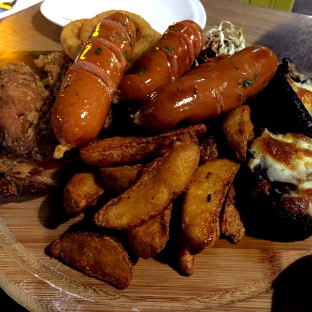 有腸,雞翼,洋蔥圈,釀冬菇,咸左少少