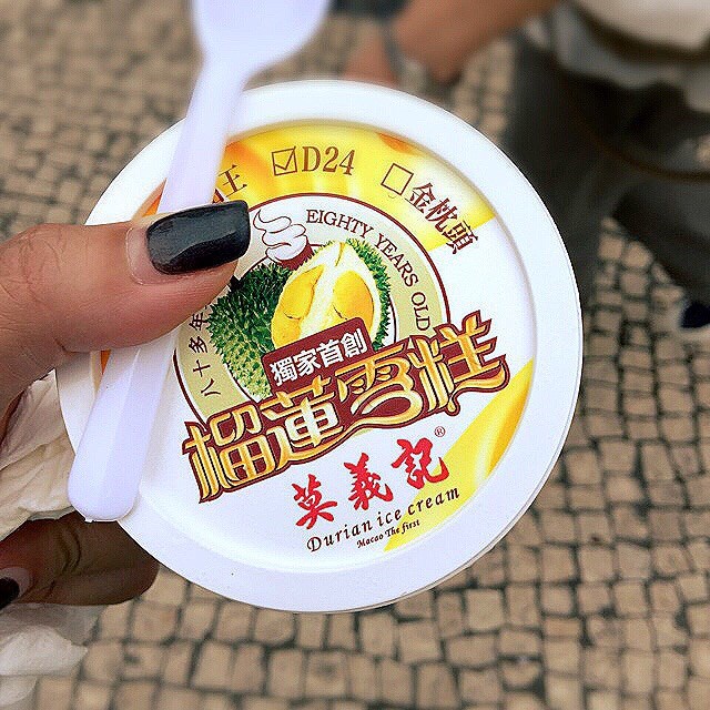 喜歡榴槤~就買一個來啖。未開蓋已傳出香氣。唯獨是分量不多。比之便利店雪糕2/3杯,它只有1/2杯多少許(希望只是我那杯而已)
