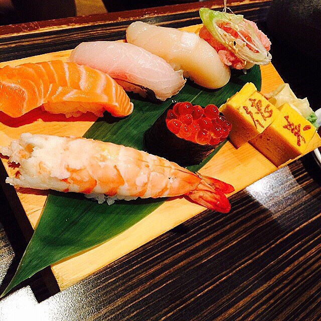 午餐極上壽司定食，壽司新鮮，很有水準。配以蒸蛋、沙律、甜品及牛肉烏冬，好抵好好味😁一個人食哂可能太豐富,兩個女仔一齊食都可能夠架。