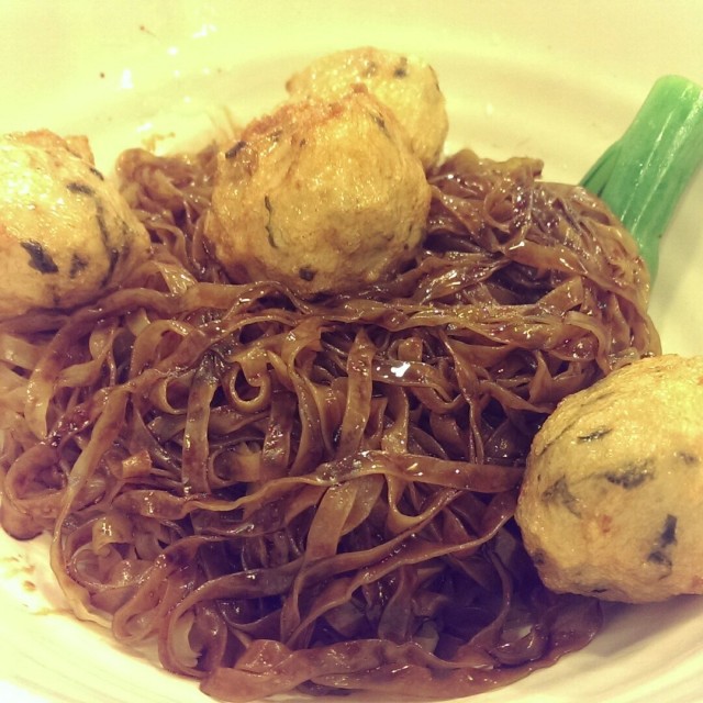 炸紫菜墨魚丸香脆彈牙，配上同樣彈牙有嚼勁咸度剛好的撈粗，非常配！