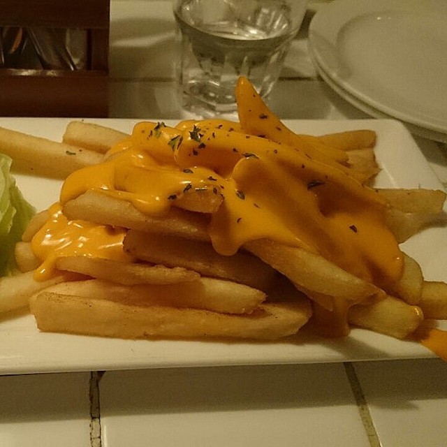 呢間既芝士薯條已經唔係第一次食，一出爐熱辣辣拎出黎，個陣芝士香味真係會令人垂涎欲滴！雖然個薯條唔係話十分出色，不過個芝士味已經加哂分！
