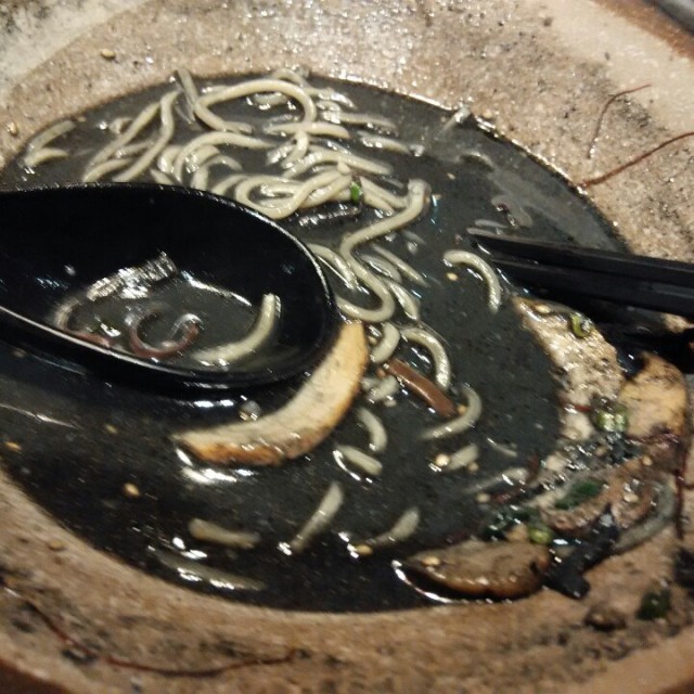 墨魚汁拉麵