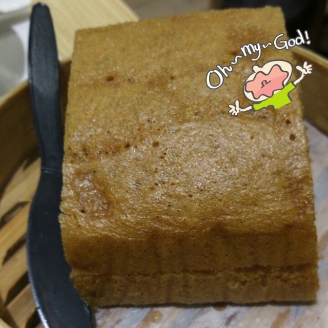外貌不驚人的馬來糕竟然有著如此鬆軟綿密的口感，完全顛覆我舊有的馬來糕記憶