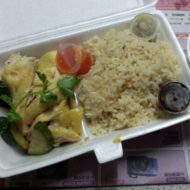 雞在輕輕蒸暖下仍然嫩滑,想不到有雞腎及雞膶在雞件底,飯夠油潤量夠多,醬汁方面:黑豉油有點太稀,其餘的薑蓉及酸辣汁不錯