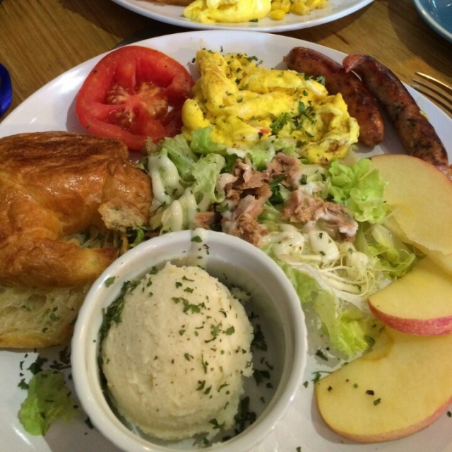 裝潢很有格調，全天早餐份量足，味道很清新，咖啡也很好喝。隱世餐廳想不到生意那麼好，星期天排隊大概要15～20分鐘吧