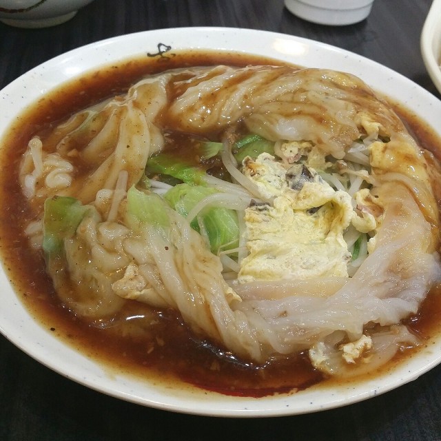 材料豐富! 有芽菜, 生菜, 蛋, 肉碎~ 但有好勁類似八角ge調味~