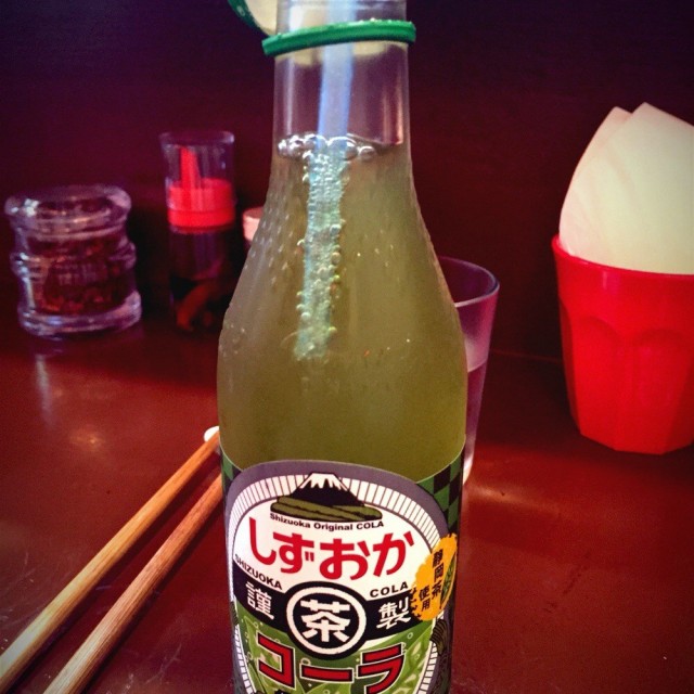 綠茶味不特出，又不像可樂的味道，但勝在不太甜，較似梳打汽水。