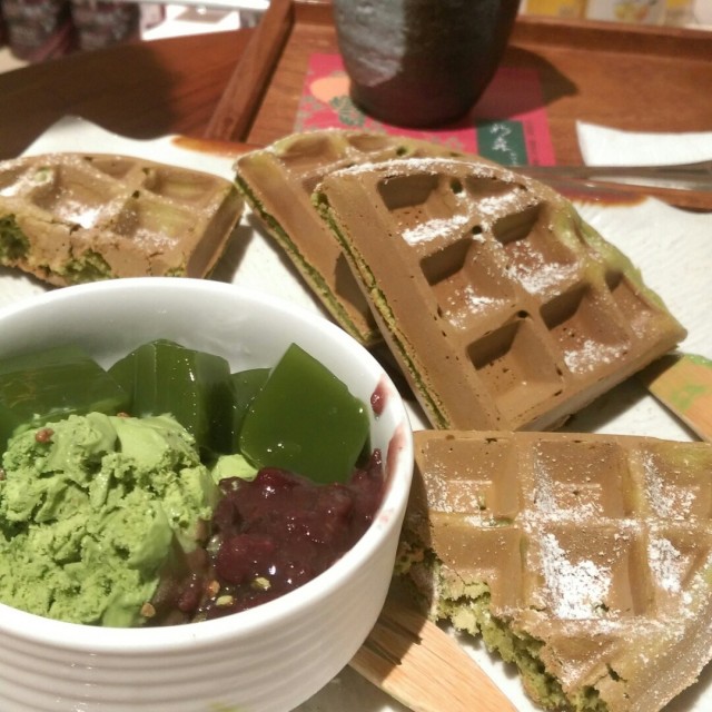 抹茶鬆餅搭配抹茶冰淇淋 非常好吃 鬆餅很好吃 不馬虎 不同凡響