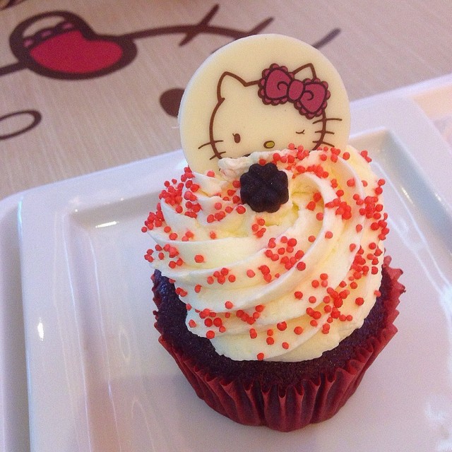 Hello Kitty Cup Cake