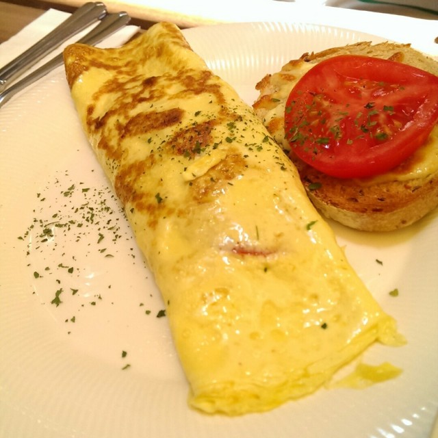 Cheese Omelette with Tomato Cheese Toast