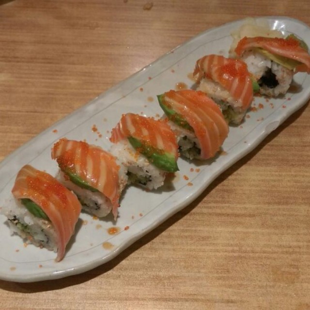 salmon & avocado roll sushi