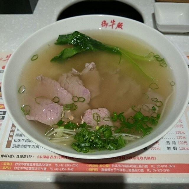 淋上高湯變粉紅色的菲力牛超好吃 淋上高湯過程我拍了影片