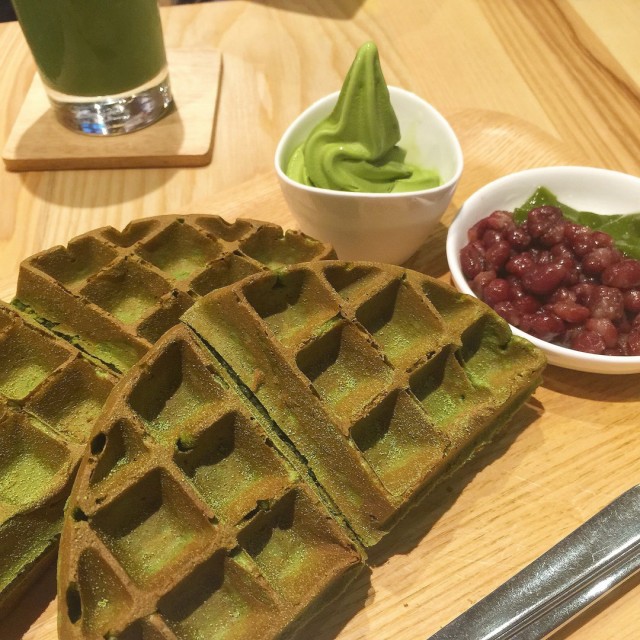 很濃的抹茶味，waffle很厚，外面脆裡面軟，真的不錯。吃的時候可以配上抹茶ice-cream，紅豆，跟抹茶jelly。抹茶ice-cream跟jelly還是中村藤吉的比較好吃，但這裏也不差。