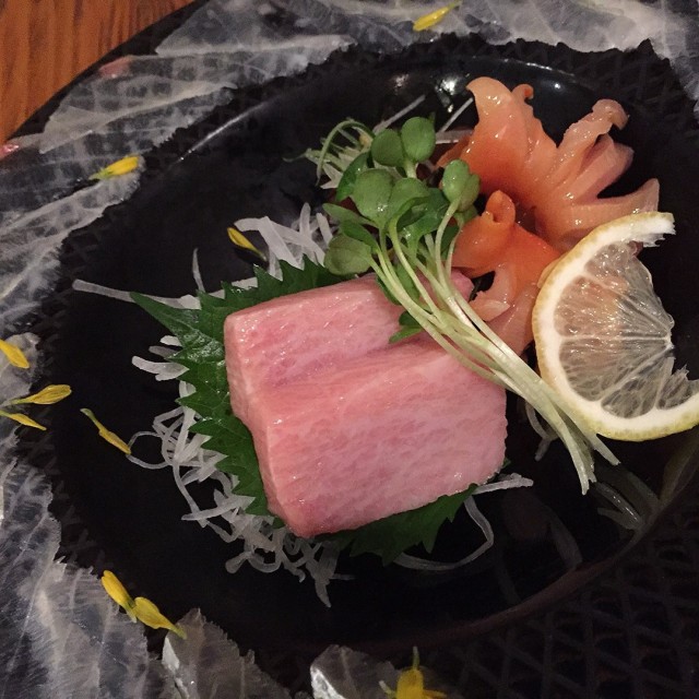 吞拿鱼腩、活赤贝、深海池鱼薄切