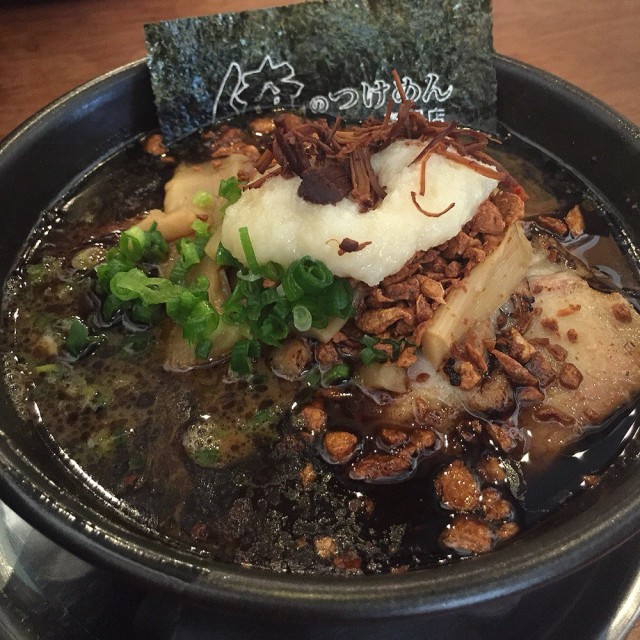 有3種湯底揀 豬骨 黑蒜同蕃茄 湯底夠濃 糖心蛋值100分！