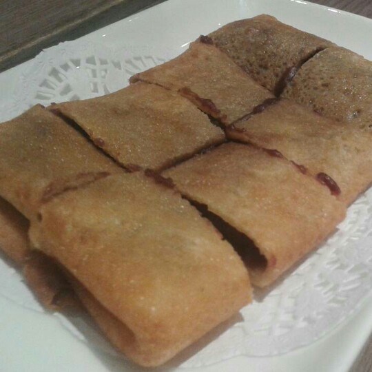 熱辣辣的鍋餅，表皮脆脆的，內裏的麵團卻十分柔軟~配上微甜的豆沙，令人食指大動!