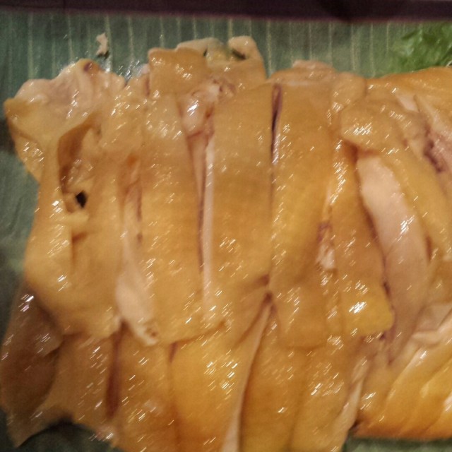 張相影得唔好。隻雞起哂骨，皮爽肉滑，個酸辣汁又正，油飯更加冇得頂，香但不油膩。