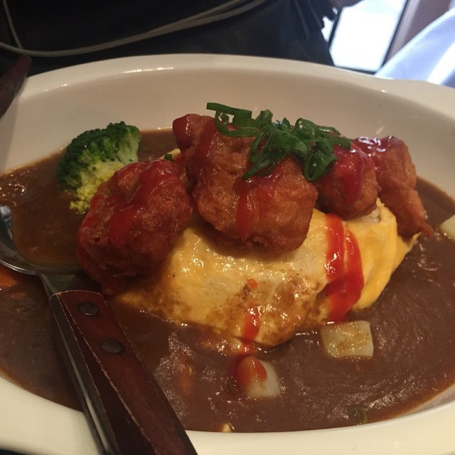 咖哩唐揚炸雞蛋包飯