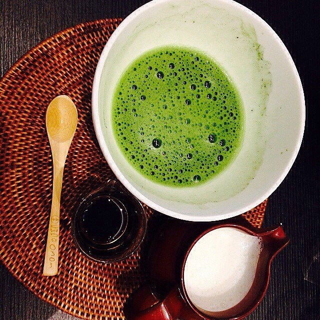 店員會幫忙刷茶