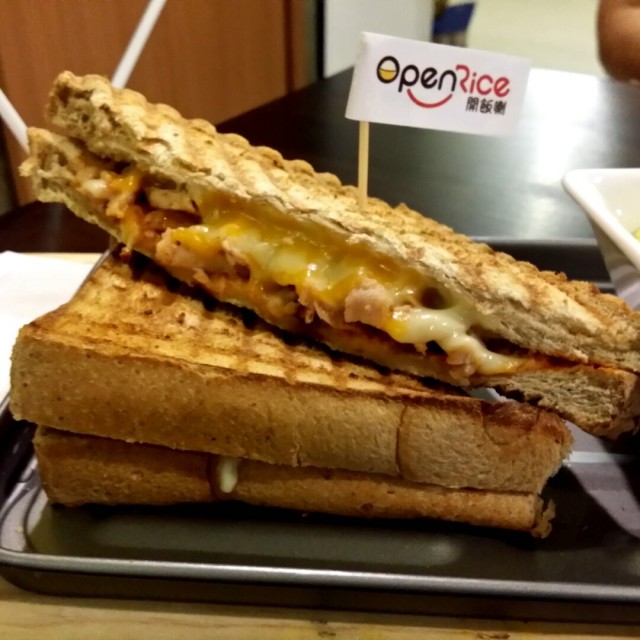 不會太辣，熱熱好吃，認真上課冷掉也不難吃，米兒～美食攝影講座超棒!👍，好開心學到好多技巧和道具運用😄