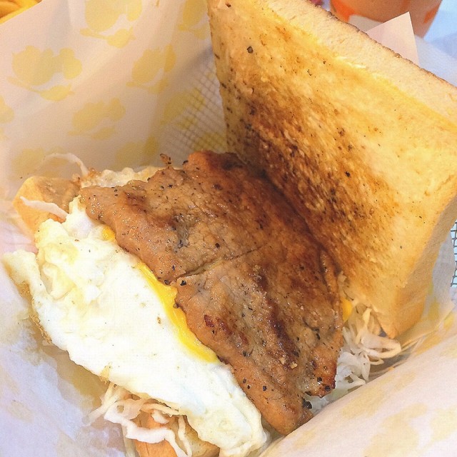 ㄧ大片豬排+半熟蛋+芝士+高麗菜絲，然後再抹上花生醬！好吃好吃～