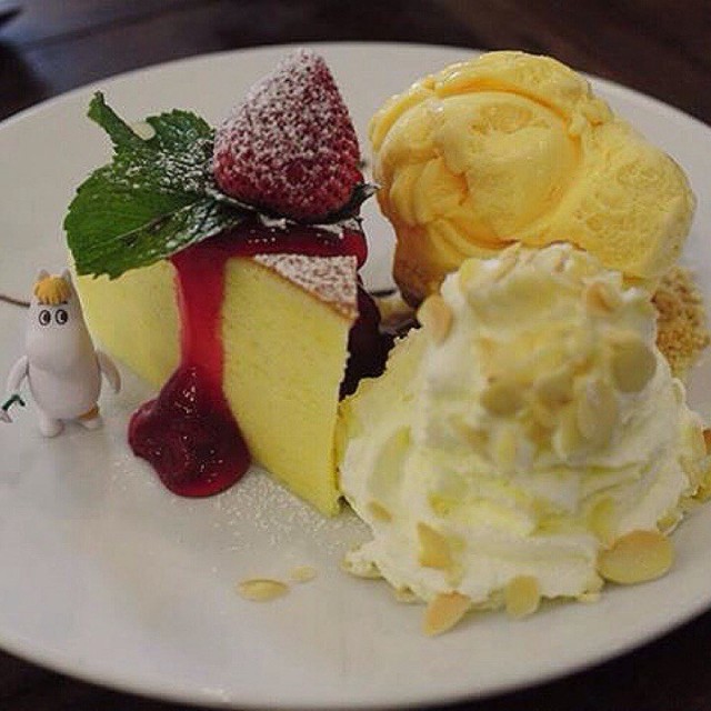 Strawberry cheesecake with ice cream