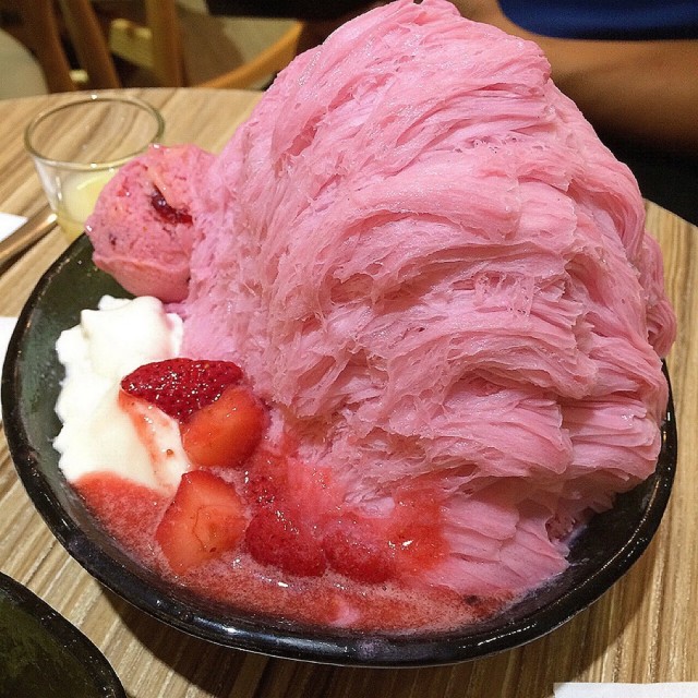 新鮮草莓棉花甜