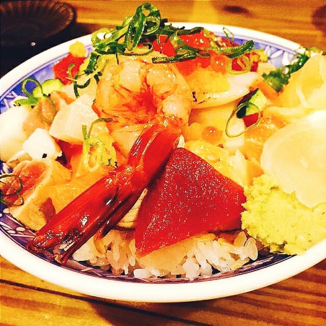 🐟🐙🐚🔪🍚 比剛剛的鮭魚更佛心的丼飯來了~~~ 更多食材 鮭魚、鮭魚卵、穴子、蝦仁、鮪魚、山藥、小黃瓜等等 💥cp值爆炸💥