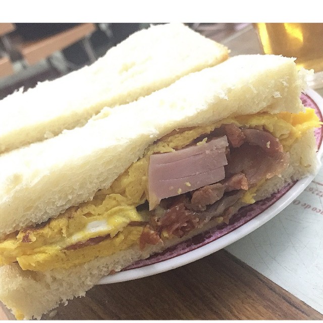 敗筆在自己忘了叫烘底，在場熱點榜首，其實係火腿叉燒蛋治，不過火腿唔係香港咁一片過