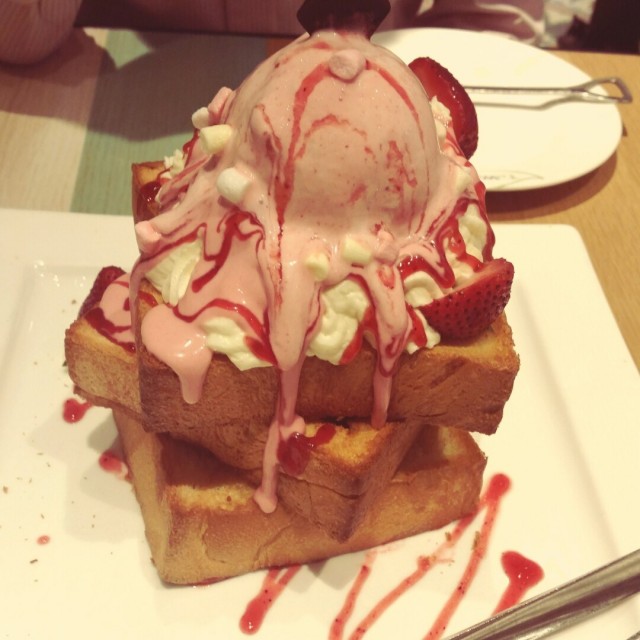 吐司好脆又香甜，士多啤梨味濃郁，唯真士多啤梨較酸