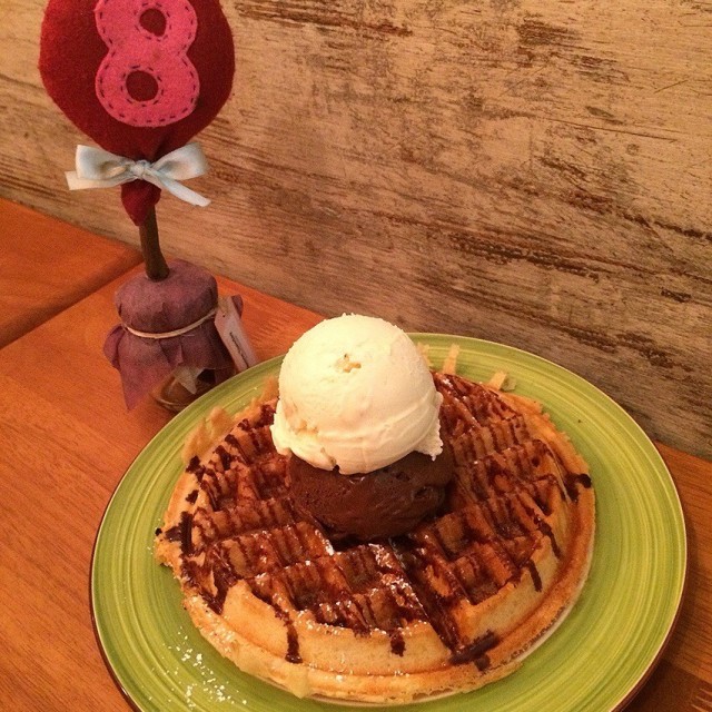 Combi of MaoSanWang + Dark Choco is best! The waffle has a just nice texture that are too soft nor too dry & has a unique taste as they use different flour to make it. Deliciousssss