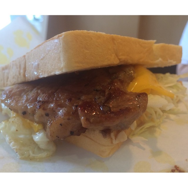 豬排還算厚，半熟蛋、起司、高麗菜、花生醬，料很豐富。但一直滴油滴蛋黃在我的洋裝上...