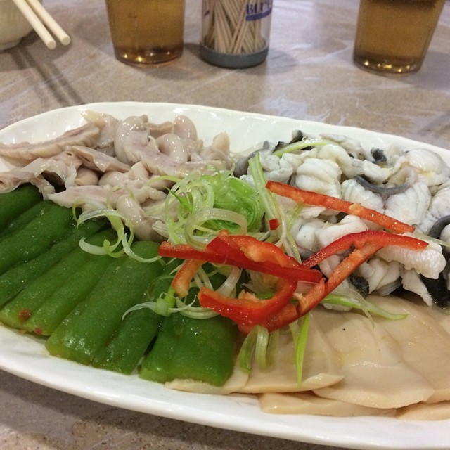 夏天熱辣辣，食呢個透心涼。冷盤包括白鱔、生腸、鮑片及涼瓜，配wasabi醬油，真係好好味