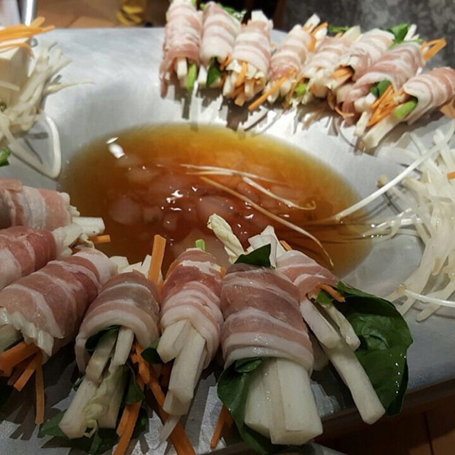 醬油湯底好清甜，豚肉卷住好多菜，火鍋健康之選