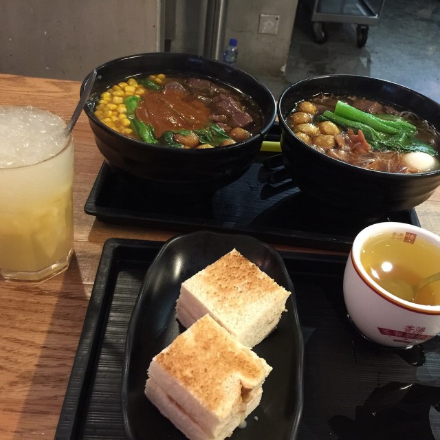 今次介紹佢嘅車仔麵...今次食咗魚蛋豬紅同埋豬大腸最值得推介嘅就係豬大腸!!!好煙韌同埋真係好入味啊!!!!!另外如果你鍾意食細細粒好實嘅魚蛋咁呢就記住要叫魚蛋啊我真係好鍾意食呢啲細細粒嘅魚蛋架啲魚蛋好入味好正架!!!佢個湯底亦都好濃味!!!!我下次去開元朗都會再食架!!