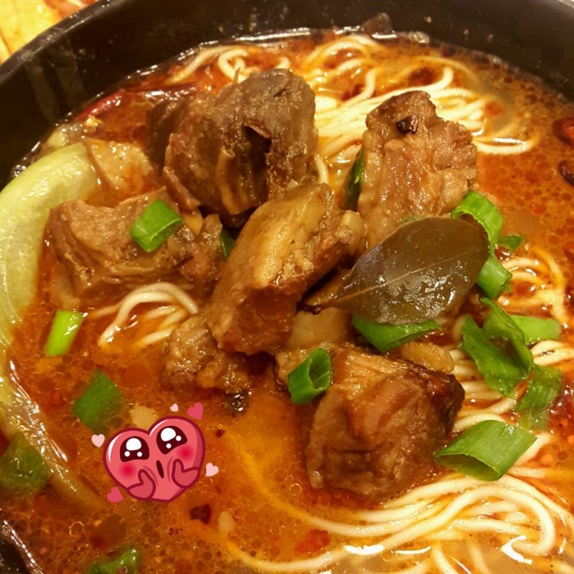 叫了中辣的牛肉麵，牛肉夠入味而且嫩口，湯的辣度亦夠