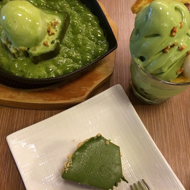 來到了抹茶天堂和茗～對於抹茶控來說根本超級幸福 👍🏼鐵板抹茶熱蛋糕抹茶醬到下去後馬上吃了一口 冷熱交替的口感不甜的蛋糕濃郁的冰淇淋還有超香的茶味真的很過癮👍🏼抹茶起士蛋糕單點$150 抹茶味稍為被起士蓋過 但是依然濃郁不甜膩👍🏼抹茶聖代$160整個的重點就是抹茶冰淇淋濃郁口感直逼蛋糕般的紮實 抹茶控一定不可以錯過和茗啦！只是鐵板蛋糕不能當成低消有點詭異😤