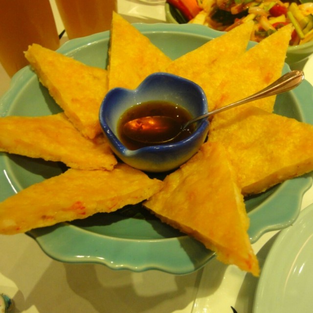 搭配梅子醬汁，蝦餅不厚和DM不符ㄚ