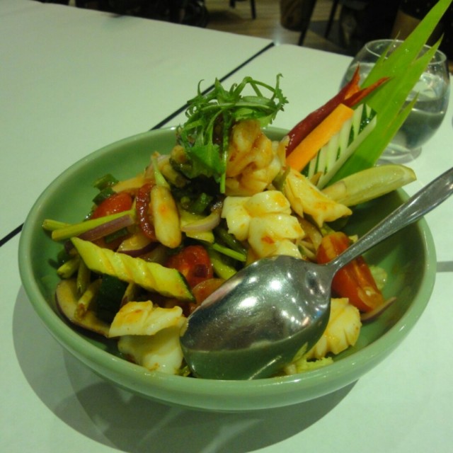 花枝、甘貝、蝦……等海鮮，酸、辣、香好下飯。。👍