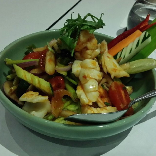 花枝、甘貝、蝦……等海鮮，酸、辣、香好下飯。。👍