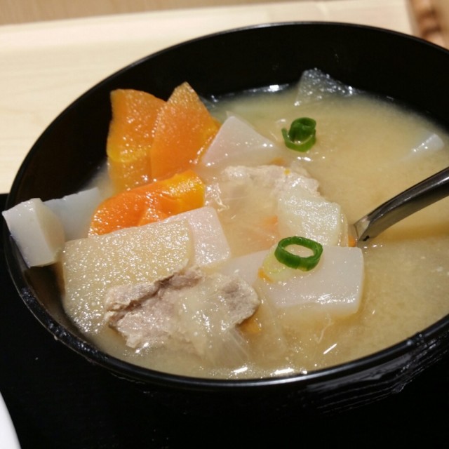 豬肉味噌湯料豐富實在， 料多有蒟蒻、紅＆白蘿蔔、豬肉……等，不會過鹹好好喝!