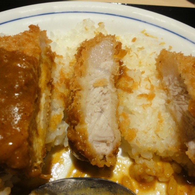 豬排外酥脆內粉嫩多汁，還有一段油脂但不會油膩，口感很好!