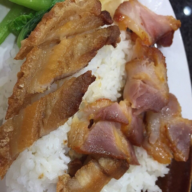 ข้าวหมูแดงหมูกรอบ