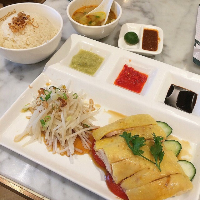 嫩雞搭配淋上雞汁香噴噴的米飯🐔🍚